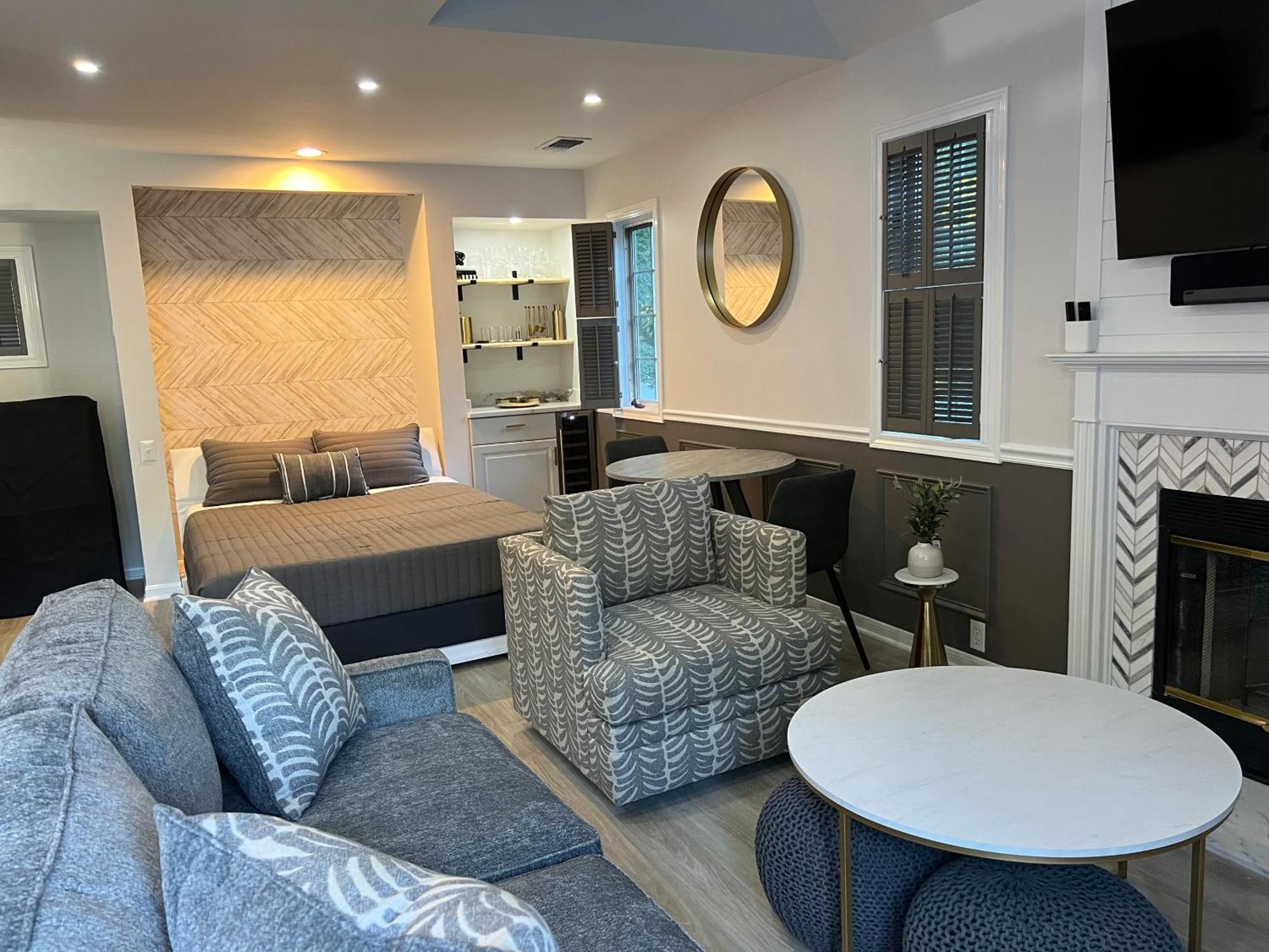 Newly Renovated Loft At With Amenities, 3 Minutes To Mohegan Apartment